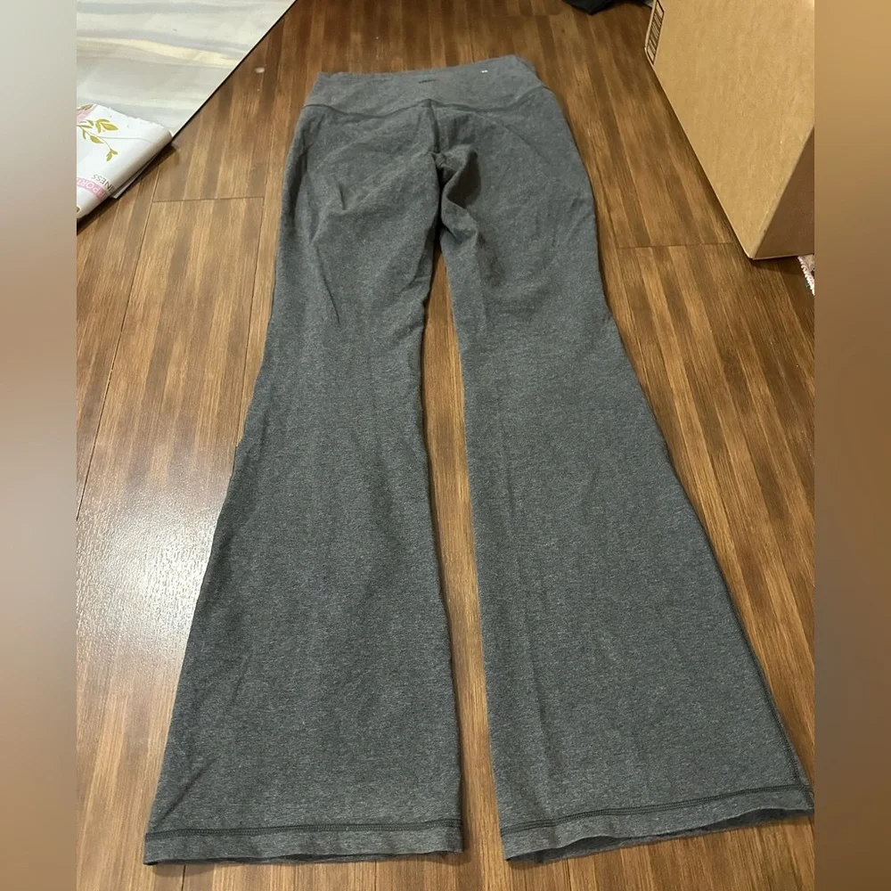 Aritzia TNA heather grey flare yoga pants loungewear size medium - Picture 9 of 9